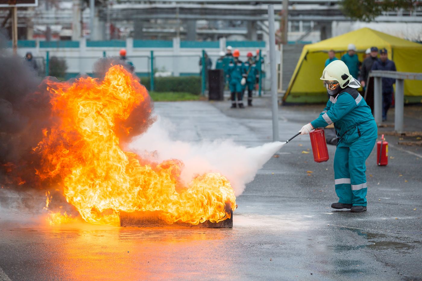 Slukkeøvelse med håndslukker på industriområde
